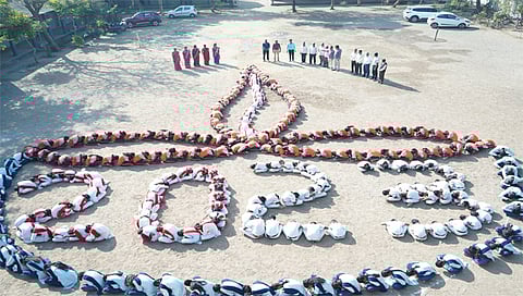 सिन्नर : कवायतीच्या माध्यमातून पणतीदिव्याचा आकार साकारत नववर्षाचे उत्साहात स्वागत करताना विद्यार्थी. (छाया:संदीप भोर)