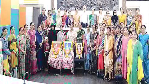 सिन्नर : नगर परिषदेत ‘नयी चेतना : पहल बदल की’ या कार्यक्रमात शहर अभियान व्यवस्थापक अनिल जाधव. समवेत संगीता चौधरी, निलोफर सय्यद, अनुराधा लोंढे, प्रीती लोंढे आदी.