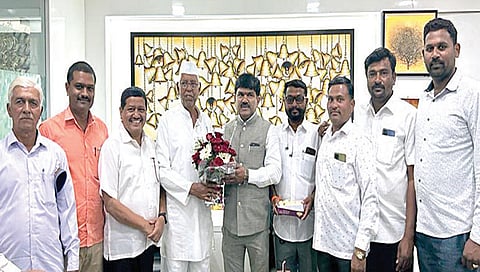 सिन्नर : नायगाव येथील महाविद्यालयाच्या स्थळबिंदूला मान्यता मिळाल्याबद्दल खासदार हेमंत गोडसे यांचा सत्कार करताना ग्रामस्थ.