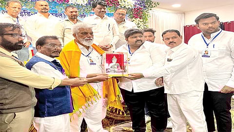 नाशिक: पालकमंत्री दादा भुसे यांना छोटीशी भेट देऊन त्यांचा सत्कार करताना कंत्राटी कर्मचारी.