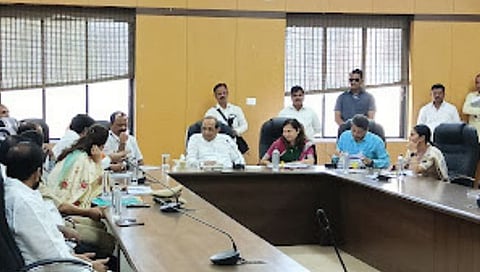 सोलापूर : समांतर जलवाहिनीचे काम वेळत पूर्ण करावे, सार्वजनिक नळ बंद कारवाई थांबवावी -प्रणिती शिंदे