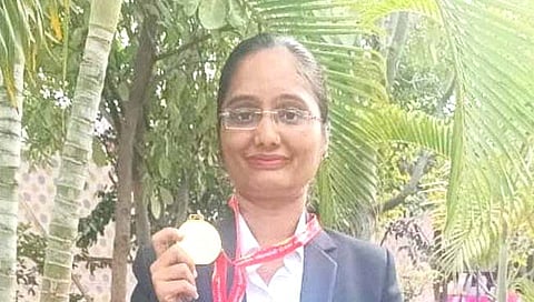 सोलापूर : शिपायाची मुलगी न्यायाधीश; स्नेहा पुळुजकर यांची न्यायाधीशपदी निवड