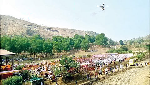 घोटी : श्रीपाद बाबा दिंडी सोहळ्यावर हेलिकॉप्टरमधून पुष्पवृष्टी करण्यात आली. (छाया ः राहुल सुराणा)