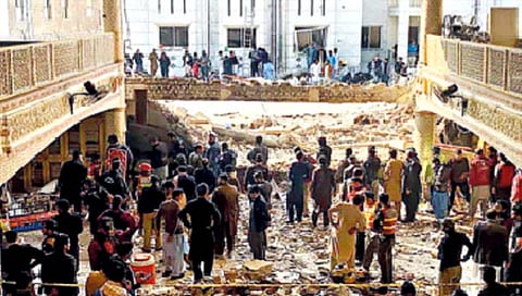 पाकिस्तानमधील आत्मघाती हल्ल्यातील मृतांची संख्या ९० वर