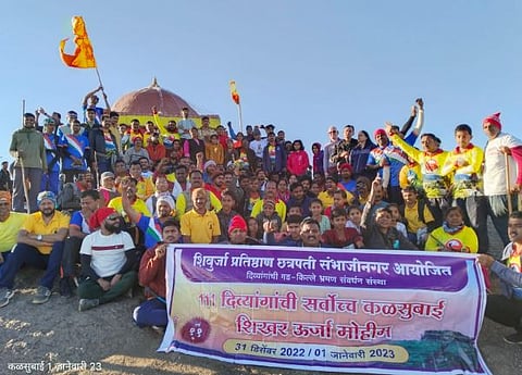 बीड : दिव्यांगांचे नववर्ष कळसूबाई शिखरावर; राज्यातील १११ दिव्यांगांचा सहभाग