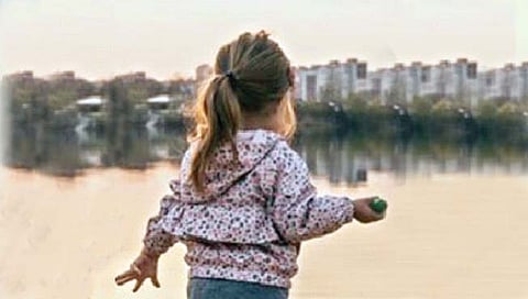 एका गिफ्टमुळे चिमुरडी झाली लाखोंची मालकीण