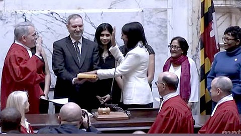 Aruna Miller | भारतीय वंशाच्या अरुणा मिलर यांनी रचला इतिहास, भगवद्गीतेवर हात ठेवून घेतली मेरीलँडच्या लेफ्टनंट गव्हर्नरपदी शपथ