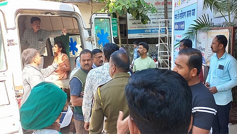 नाशिक : अपघातामध्ये जखमी झालेल्यांवर तातडीने उपचार करत जिल्हा रुग्णालयात दाखल करण्यात येत आहे.