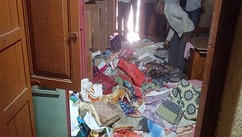 पिंपळनेर : चोरी झालेल्या घटनास्थळी पंचनामा करताना पोलीस पथक. (छाया:अंबादास बेनुस्कर)