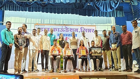 सिन्नर : राज्यस्तरीय बाल शौर्य पुरस्कार वितरणाप्रसंगी ऐश्वर्य पाटेकर, नीता अरोरा, न्यायाधीश गणेश कानवडे, अध्यक्ष भरत शिंदे. समवेत संस्थेचे पदाधिकारी.