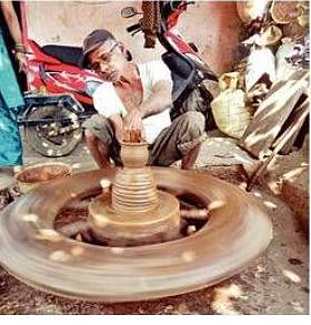 संक्रांतीच्या सुगड्यांसाठी फिरू लागली गरागरा चाके