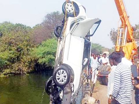 कळंबोलीत नदीत कार कोसळली; जीवितहानी नाही