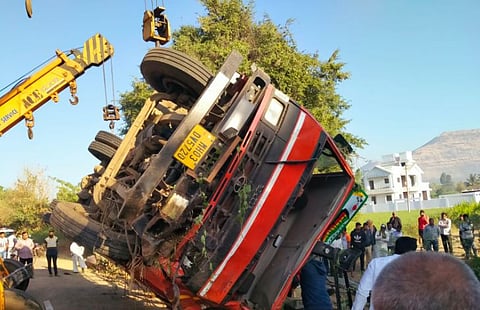 ओतूर : म्हशी घेऊन जाणारा टेम्पो उलटला; आठ म्हशी जागीच ठार