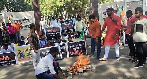 बारामतीत अजित पवारांचा घरासमोर पुतळा जाळून निषेध