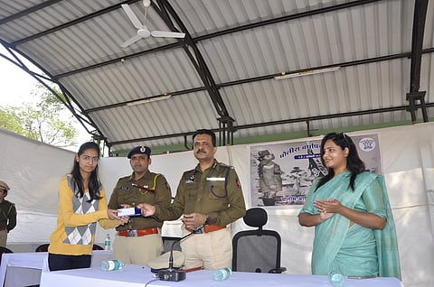 अमरावती : ऑनलाइन फसवणुकीतील ११ लाख रोख रक्कमेसह हरविलेले २५४ मोबाईल परत