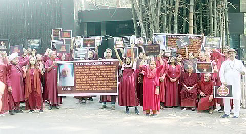 पुणे : ओशो आश्रम व्यवस्थापनाविरोधात आंदोलन; शेकडो भक्तांचा सहभाग