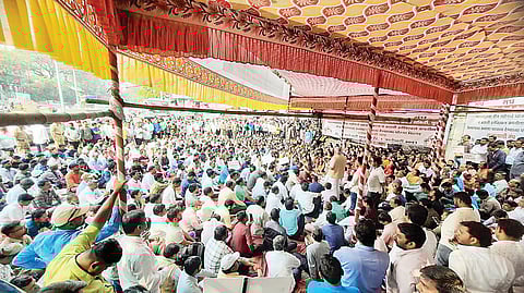 महावितरण वीज कंपनीच्या रास्ता पेठ येथील कार्यालयासमोर कर्मचारी, अभियंता कर्मचारी संघर्ष समितीच्या वतीने बुधवारी आंदोलन करण्यात आले.