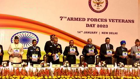 Armed Forces Veterans Day : माजी सैनिक दिनानिमित्त सीडीएस, लष्करप्रमुखांचे शहीद जवानांना अभिवादन