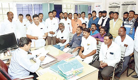 नगर : सहा महिन्यांचे थकलेले पगार द्या; रुग्णवाहिका चालक आक्रमक