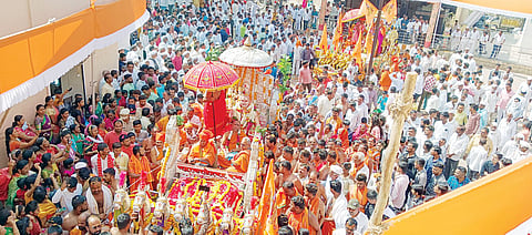 वाळकीत रंगला मूर्ती प्राणप्रतिष्ठा सोहळा; हेलिकॉप्टरमधून मिरवणुकीवर पुष्पवृष्टी