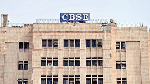 सीबीएसई बोर्डाची संलग्न करण्यासाठी शाळा, कॉलेजला बनावट ना हरकत प्रमाणपत्रे दिल्याप्रकरणी गुन्हा दाखल