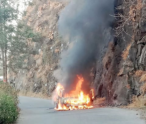 सिंहगड घाटात कार जळून खाक, चालकाचे प्रसंगावधान; दुर्घटना टळली