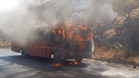 चालत्या बसने घेतला पेट,www.pudhari.news