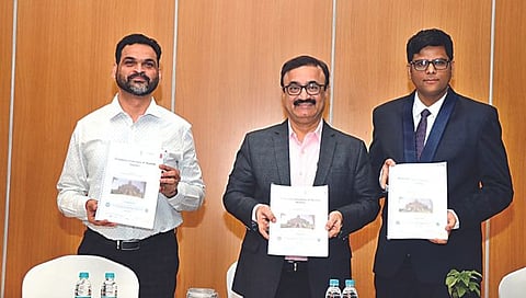 नाशिक : नाशिक जिल्ह्याच्या उत्सर्जन यादीबाबतचा अहवाल प्रसिद्ध करताना मनपा आयुक्त डॉ. चंद्रकांत पुलकुंडवार. समवेत डावीकडून आर. सुरेश व राहुल व्यवहारे.