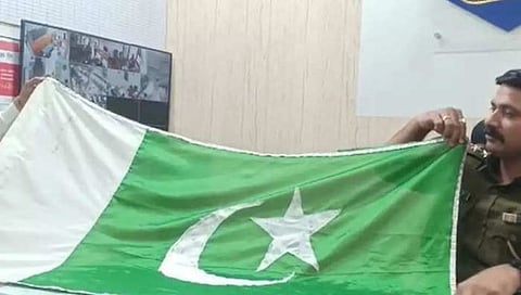 स्वप्नात झाला दृष्टांत अन् प्रार्थनास्थळावर फडकला ध्वज, पाकिस्तानचा झेंडा समजून गावात उडाली खळबळ