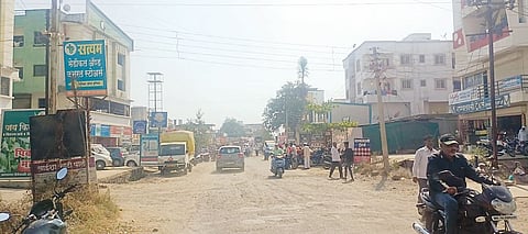 ओतूरच्या ब्राह्मणवाडा चौकात प्रचंड धूळ, नागरिक हैराण; तोडगा काढण्याची गरज