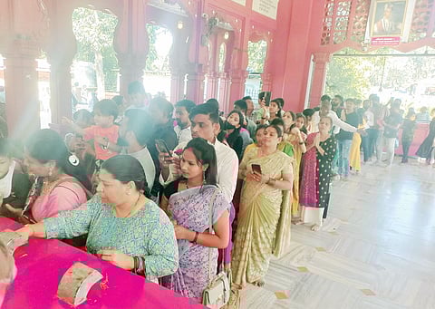 नववर्षाचा प्रारंभ देवदर्शन,पर्यटनाने; श्री महालक्ष्मी मंदिर, सिद्धिविनायक, दगडूशेठ गणपतीसमोर पुणेकरांच्या रांगा