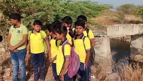 हिंगोली : गोळेगाव येथील पुल तुटल्याने विद्यार्थ्यांचे हाल; पाटबंधारे विभागाचे दुर्लक्ष?