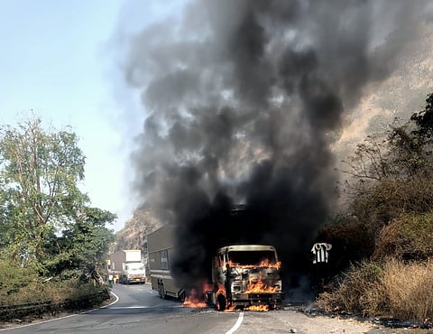 पुणे : खंबाटकी घाटात दोन ट्रकचा भीषण अपघात; डिझेल टाकी फुटल्याने दोन्ही ट्रक जळून खाक