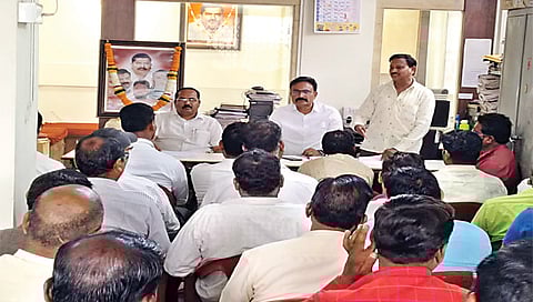 नाशिक : संपाच्या पार्श्वभूमीवर आयोजित बैठकीत बोलताना महाराष्ट्र राज्य माथाडी, ट्रान्स्पोर्ट आणि जनरल कामगार युनियनचे जिल्हा चिटणीस सुनील यादव.