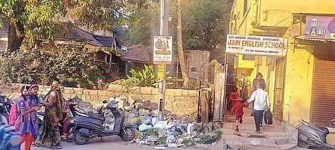 पिंपरी : शाळेच्या आवारात कचरा; विद्यार्थ्यांचे आरोग्य धोक्यात