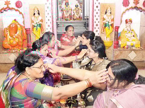 पुणे : मकरसंक्रांतीचा शहरभर उत्साह; एकमेकांना तिळगूळ, शुभेच्छा देण्यासह वाणांची देवाणघेवाण