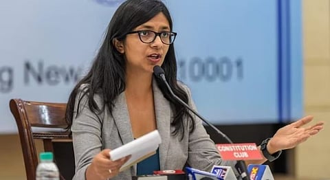 दिल्ली महिला आयोगाच्या अध्यक्षांचा विनयभंग, कार चालकाने १५ मीटरपर्यंत फरफटत नेले