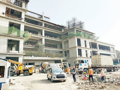 न्यायालयाजवळील मेट्रो इंटरचेंज स्थानक येथे वनाज ते रामवाडी या मेट्रो मार्गाचे स्थानक उभारण्याचे काम अंतिम टप्प्यात आहे. फेब—ुवारीमध्ये ते पूर्ण होईल, अशी शक्यता आहे. (छायाचित्र ः यशवंत कांबळे)