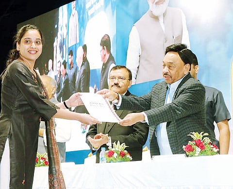 पुणे : सरकारी सेवेत दाखल झालेल्यांना नियुक्ती पत्र