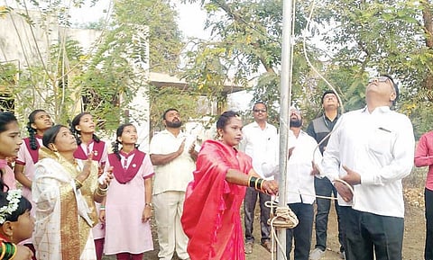 बावडा : ध्वजारोहण करून नववधू लग्नसमारंभासाठी रवाना