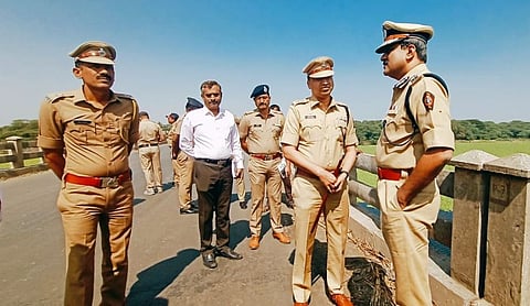 पारगाव हत्याकांड घटनास्थळी पोलिस महानिरीक्षकांकडून पहाणी