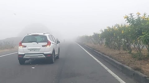 धुक्यात हरवला पुणे नाशिक महामार्ग; वाहतूकीवर परिणाम, पर्यटकांसह प्रवासी, घेतात धुक्याचा आनंद