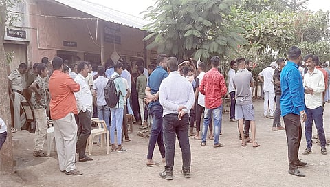 मालेगाव : कॅम्पातील सिद्धार्थ छात्रालयाच्या चौकशीसाठी वरिष्ठ अधिकारी दाखल झाल्यानंतर कक्षाबाहेर झालेली गर्दी.