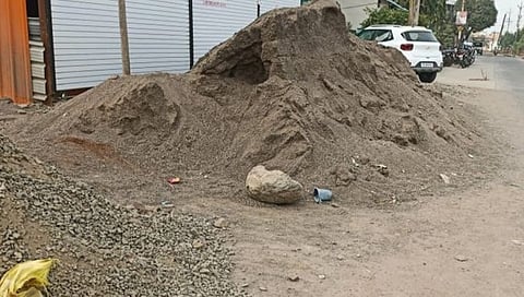 हिंगोली : वाहतुकीच्या रस्त्यावर टाकलेल्या बांधकाम साहित्य जप्तीची मोहीम