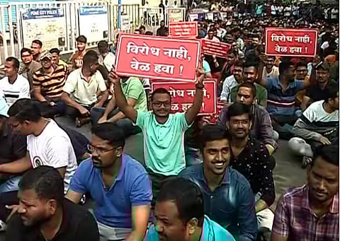 पुण्यात MPSC च्या विद्यार्थ्यांचं आंदोलन सुरु; मुख्यमंत्र्यांशी चर्चा करण्याचं उपमुख्यमंत्र्याचं आश्वासन; तरीही विद्यार्थी आंदोलनावर ठाम