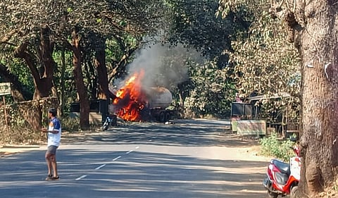 कोल्हापूर : वारूळ येथे गॅस टँकरला आग; चालक गंभीर जखमी