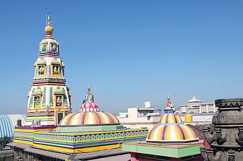 नारायणगाव : विघ्नहर मंदिर कळसांना सोन्याचा मुलामा