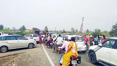 पारगाव : थापलिंग पायथ्याशी वाहतूक कोंडी