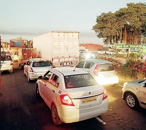 मिरवणुकीमुळे थेरगाव-वाकड रस्त्यावर वाहतूक कोंडी