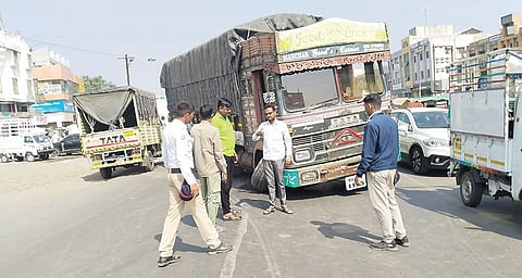 मंचर : पाटा तुटल्याने ट्रक गेला दहा ते बारा फूट फरफटत